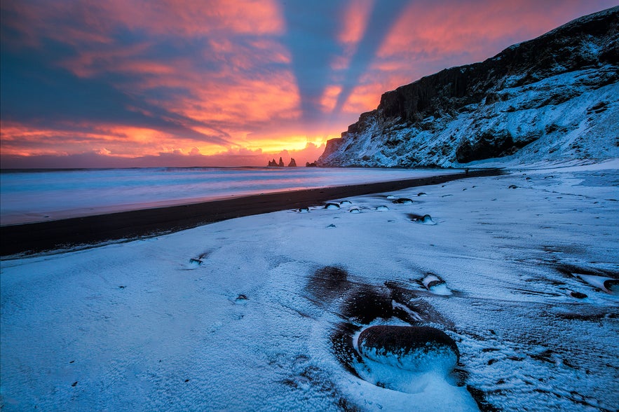 ชายหาด Reynisfjara และหน้าผา Reynisdrangar ในฤดูหนาว