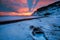 Der Strand von Reynisfjara und die Klippen von Reynisdrangar im Winter