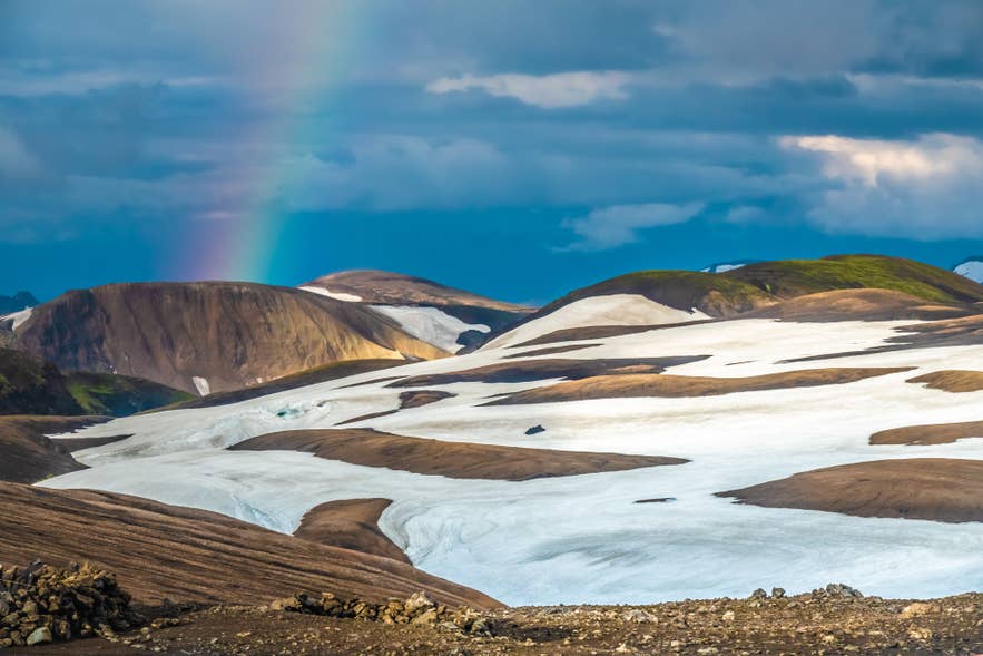 Ein Regenbogen, gesehen vom Hrafntinnusker-Bergspitz entlang des Laugavegur-Wanderwegs in Island.
