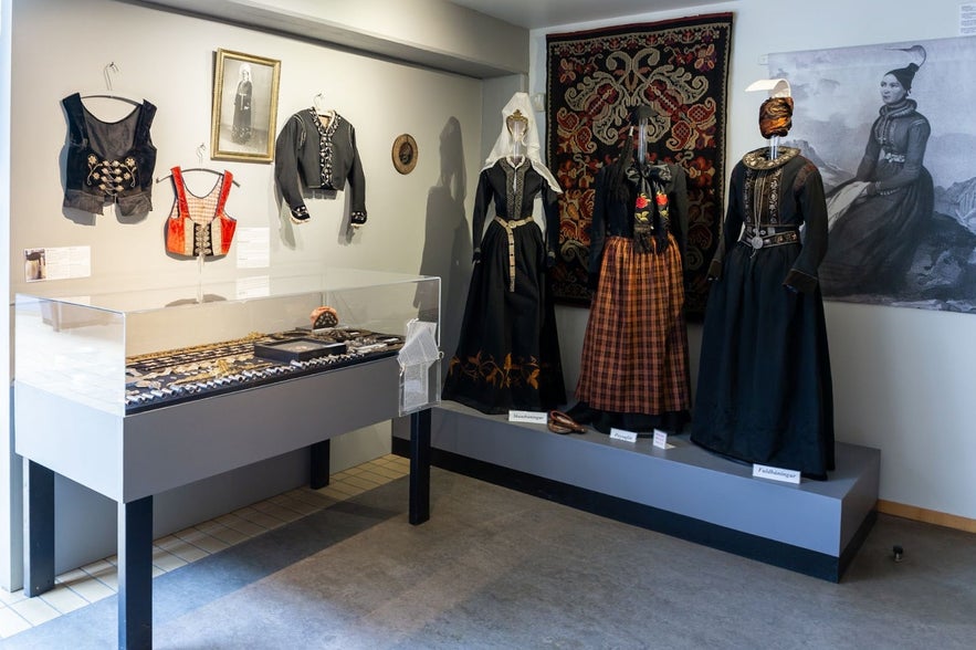 The display shows Thjodbuningur, the traditional Icelandic national costume, including faldabuningur and skautbuningur.