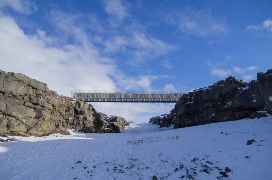 A Bridge Between Two Continents, Miðlína - Iceland
