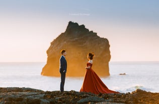 The beautiful landscapes of Iceland provide the best locations for a pre-wedding photo shoot.