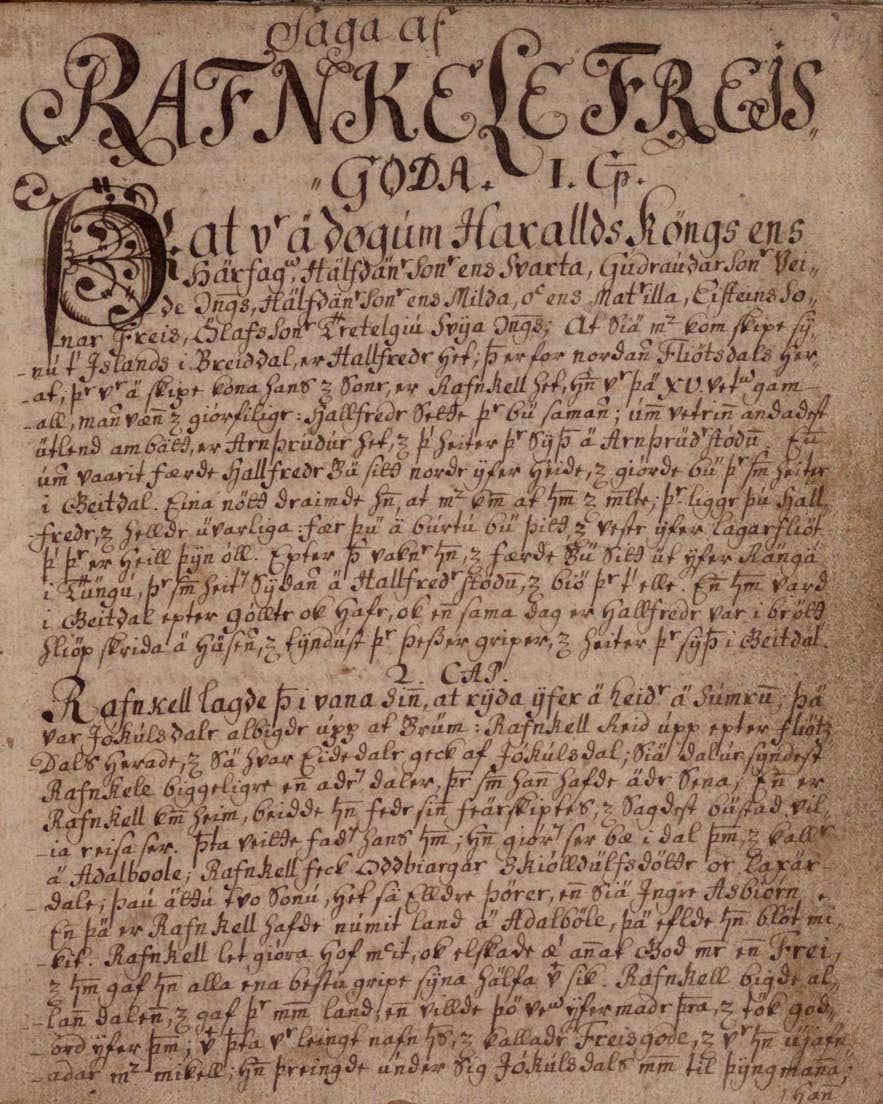 Manuskriptseite aus der Hrafnkels Saga mit dekorativer Kalligraphie oben und dicht geschriebenem altnordischem Text auf gealtertem Pergament.
