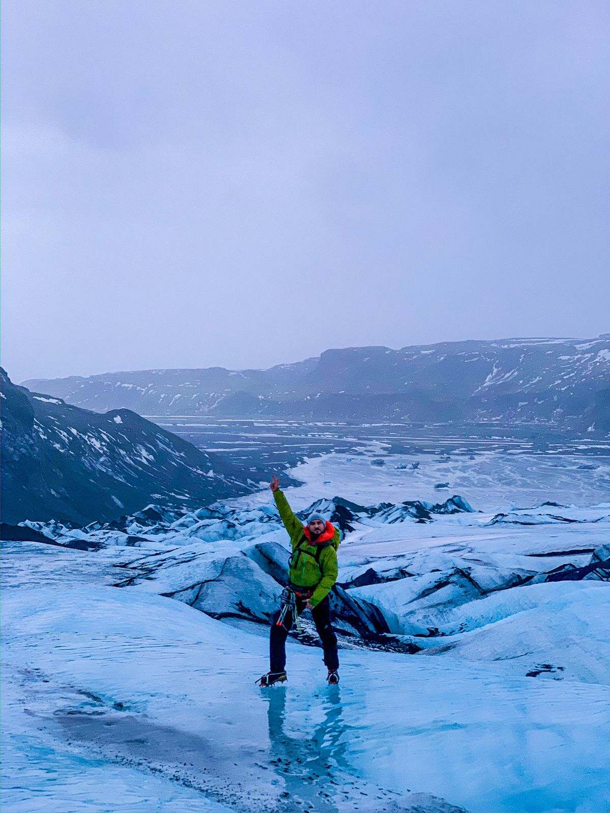 Geniet van een gletsjerwandeling op de Solheimajokull-gletsjer tijdens deze tweedaagse tocht langs de zuidkust.
