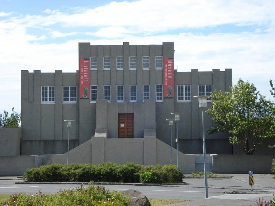 レイキャビクのエイナル・ヨウンソン美術館。要塞のようなコンクリート建築に縦長の窓と赤いバナーが掲げられ、彫刻家の遺産を伝える。