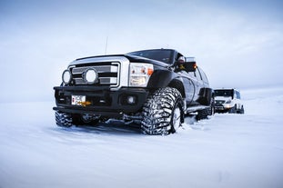 Außerdem kannst du das abwechslungsreiche Gelände Islands an Bord eines Superjeeps erkunden.