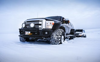Pääset myös nauttimaan Islannin monimuotoisen maaston tutkimisesta superjeepin kyydissä.
