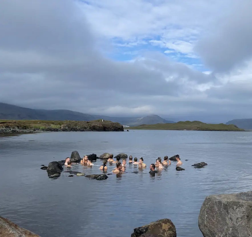 El baño en aguas termales es muy popular en Islandia.