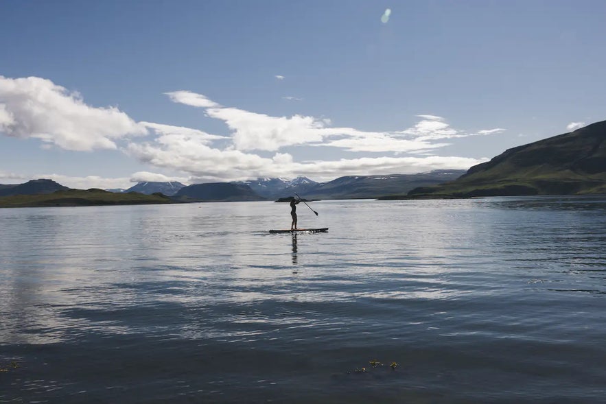 Paddelboarding är en populär aktivitet på Island.