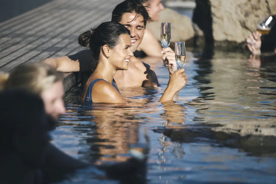 Genieße einen Drink in den Hvammsvik Hot Springs.