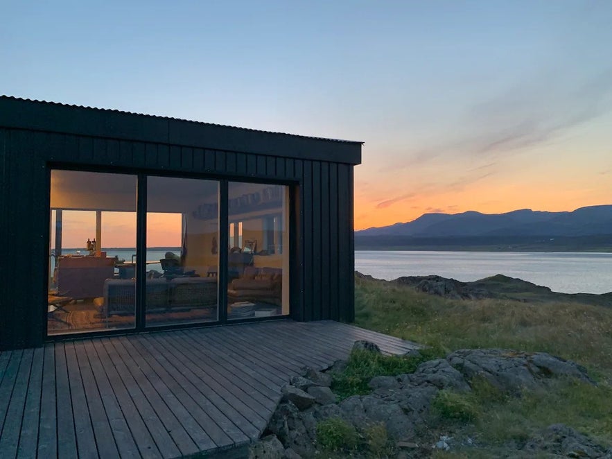 El atardecer desde una cabaña de las Aguas Termales de Hvammsvik.