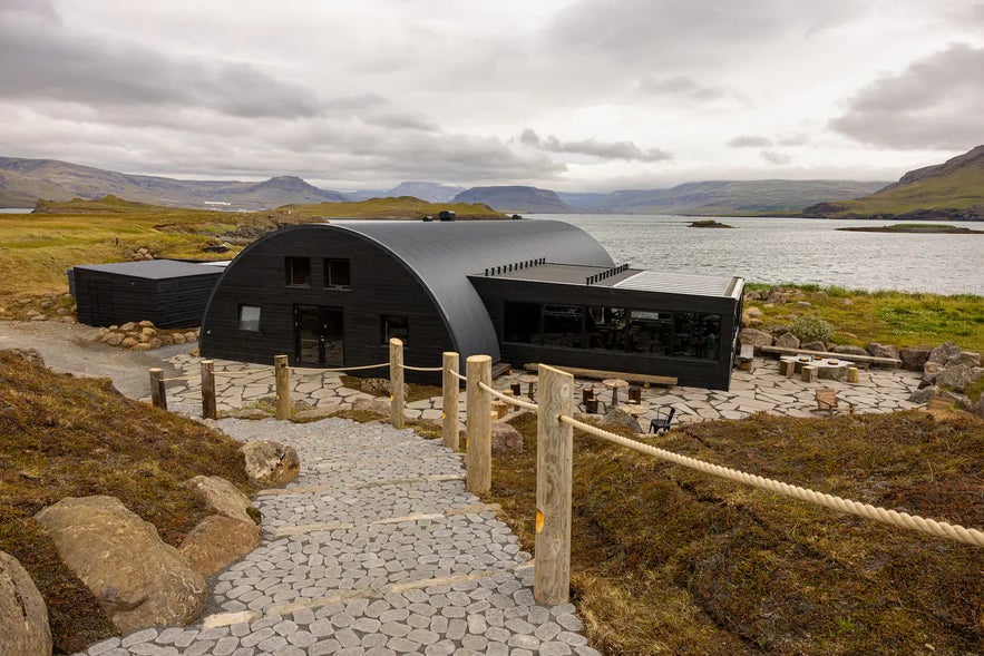 Die Hvammsvik Hot Springs befinden sich in Westisland.