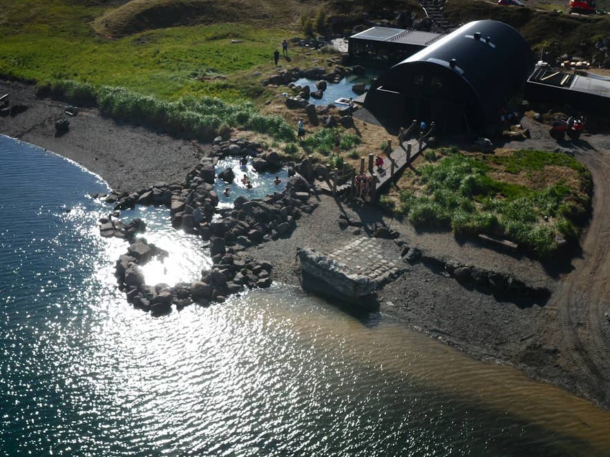 Les Hvammsvik Hot Springs dans la baie de Hvalfjordur, Islande