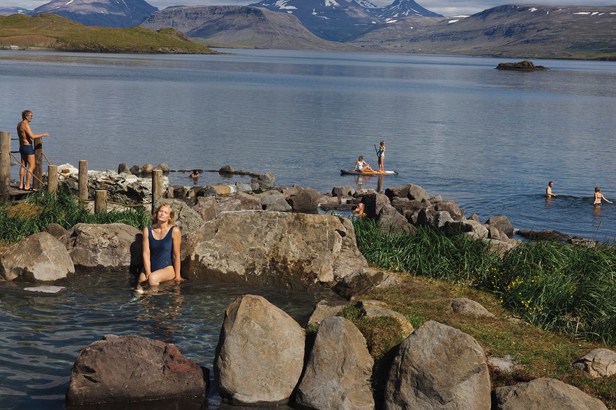 Hvammsvik Hot Springs in der Bucht von Hvalfjörður, Paddelboarding im Meer