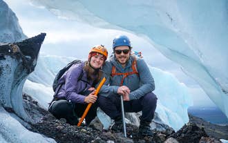 ํฌ๋ฉง์ ์ฐ๊ณ ๋๋ผ๋ฅผ ๋ ํ ์ปคํ์ด ๋ค๋ก ํผ์ณ์ง ๋๋ผ์ด ๋นํ ํ๊ฒฝ์ ๋ฐฐ๊ฒฝ์ผ๋ก ํฌ์ฆ๋ฅผ ์ทจํ๋ฉฐ ๋ฏธ์ ์ง๊ณ ์์ต๋๋ค.