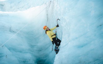 Glaciärvandring på Island ger besökarna möjlighet att utforska uråldriga isformationer som formats av tusentals år av rörelser och väderförhållanden.