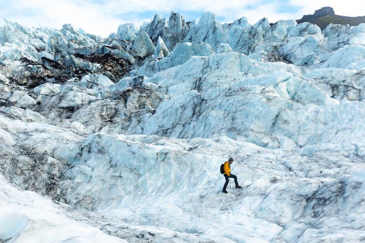 長年の氷河の動きと融解によって生まれた、鋭い峰と深いクレバスを持つギザギザの氷