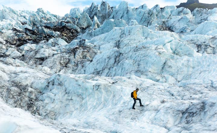 Postrzępiony lód lodowcowy tworzy ostre szczyty i głębokie szczeliny, ukształtowane przez lata ruchów i topnienia.