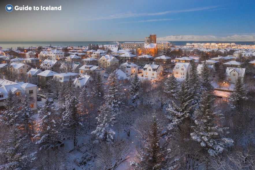 Talvisin Reykjavík muuttuu satumaiseksi talven ihmemaaksi Islannissa.