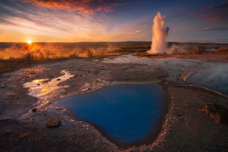 La zone géothermique de Geysir, l'une des trois attractions du Cercle d'Or, offre un cadre à couper le souffle au coucher du soleil.