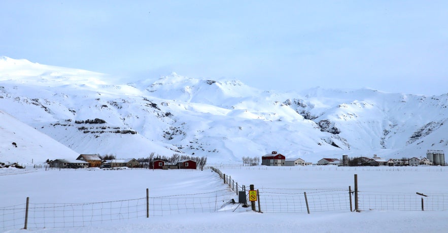 Wulkan i lodowiec Eyjafjallajokull na Islandii.