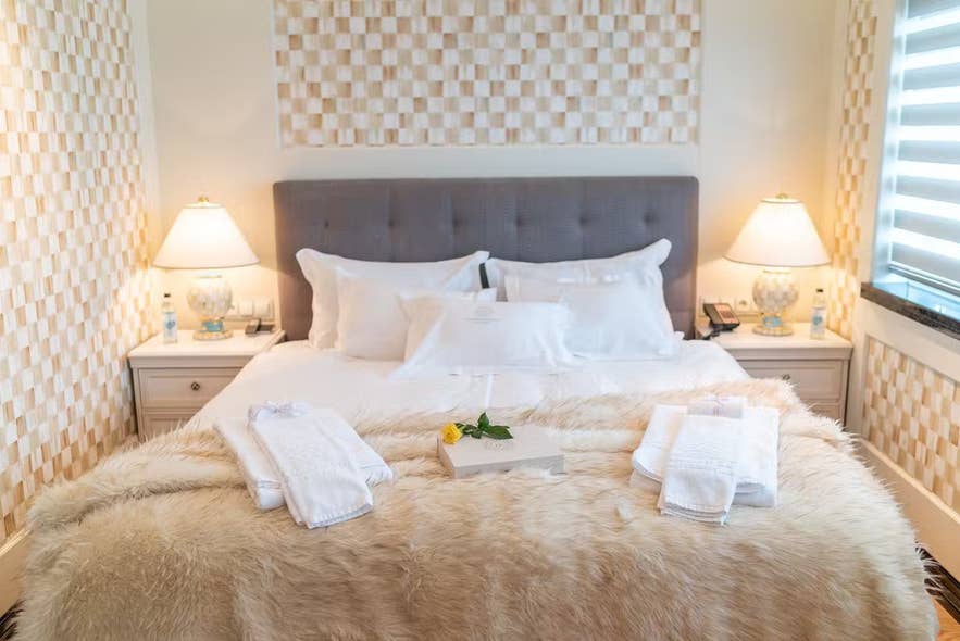 Ein Doppelbett in einer Suite der Diamond Suites in Keflavik, Island.