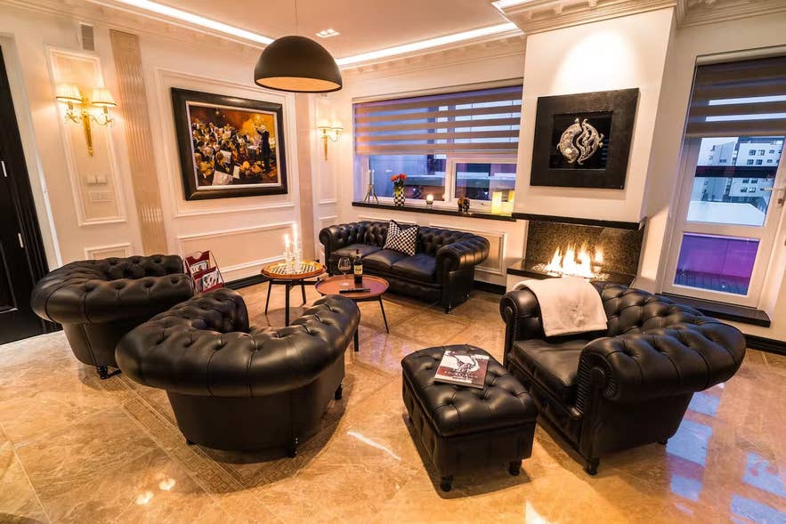 Die luxuriöse Lounge der Diamond Suites in Keflavik.
