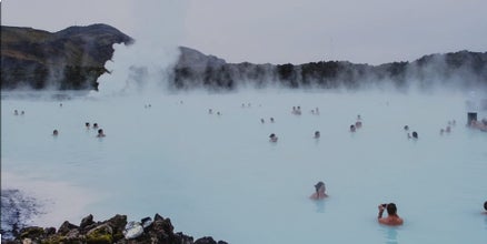 Het melkachtige blauwe water van de Blue Lagoon is rijk aan mineralen.