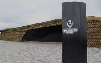 Indgangen til Sky Lagoon byder gæster velkommen, der ønsker at forny krop og sind.