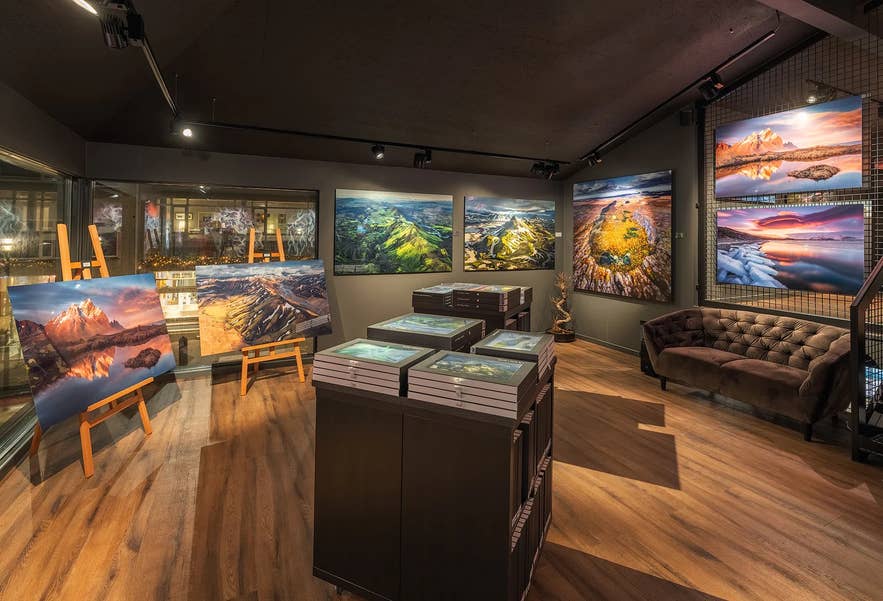 雷克雅未克的Iurie Fine Art画廊展出冰岛风景版画和摄影集。