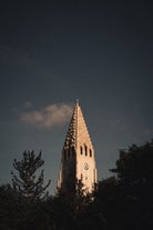 The spire of the Hallgrimskirkja church in Reykjavik at night.