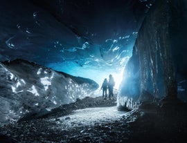 Dos personas en la entrada de una cueva de hielo en el Parque Nacional de Vatnajokull.