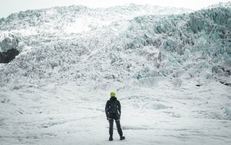 Oplev den enorme Vatnajökull-gletsjers vidunder og ærefrygt på denne private vandre- og fototur.