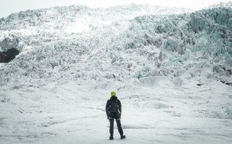 Vive la maravilla de conquistar el enorme glaciar Vatnajokull en esta excursión privada de senderismo con sesión fotográfica.