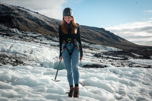 Geniet van een verbazingwekkende gletsjerwandeling bij Vatnajokull tijdens deze zuidkusttour en fotoshoot.