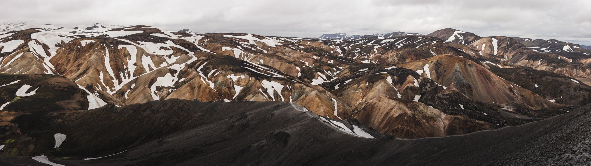 Hiking through the Laugahringur trail will lead to different hot springs.