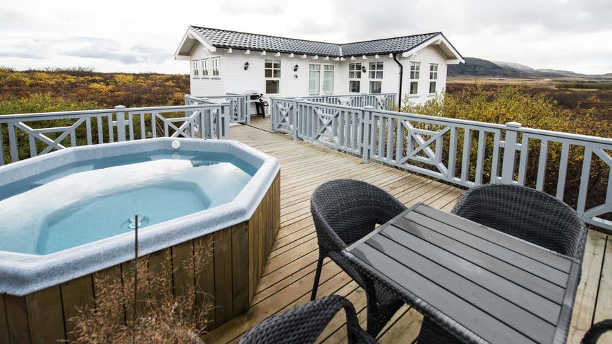Die Cottages des Hotel Grimsborgir an der Golden-Circle-Route.