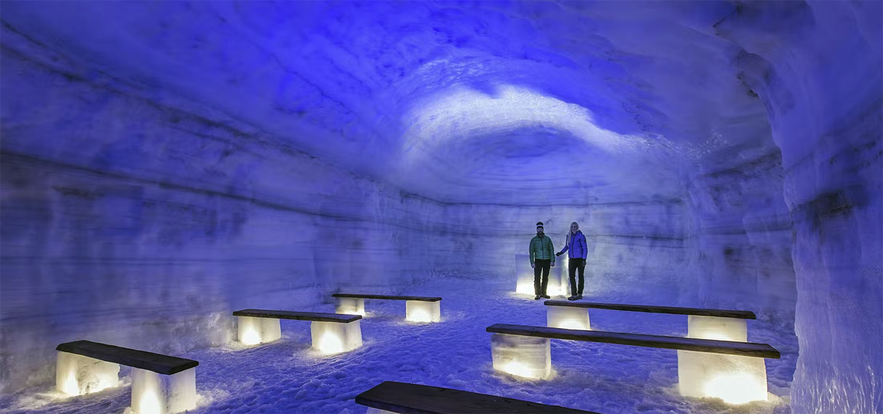 De ijstunnel in de Langjokull-gletsjer in IJsland