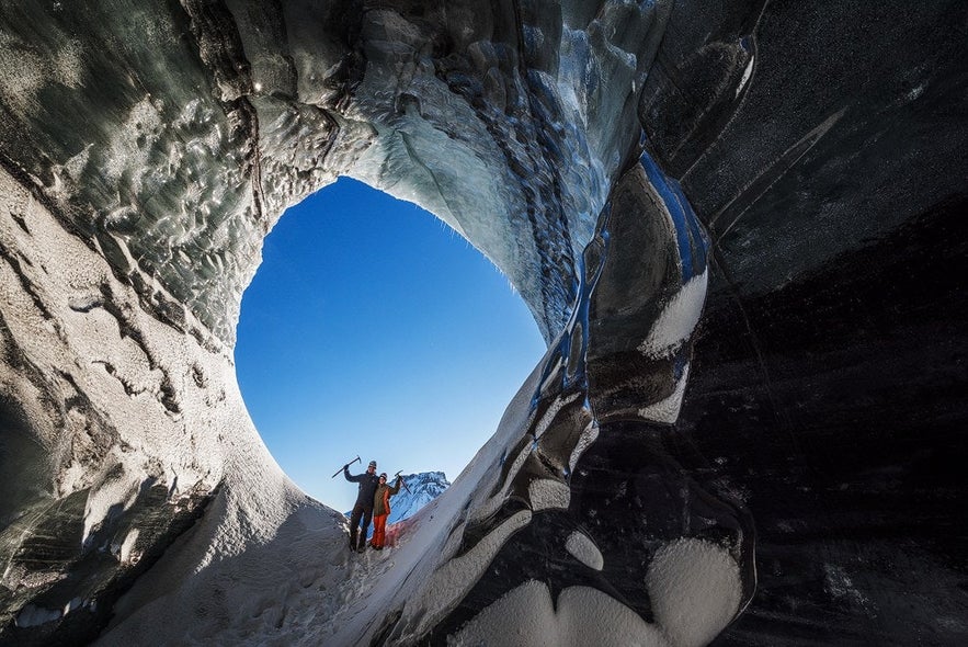 Utforska en isgrotta under april på Island