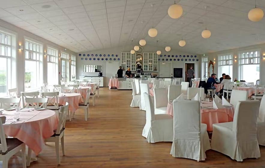 Das Restaurant im Hotel Grimsborgir in Island.