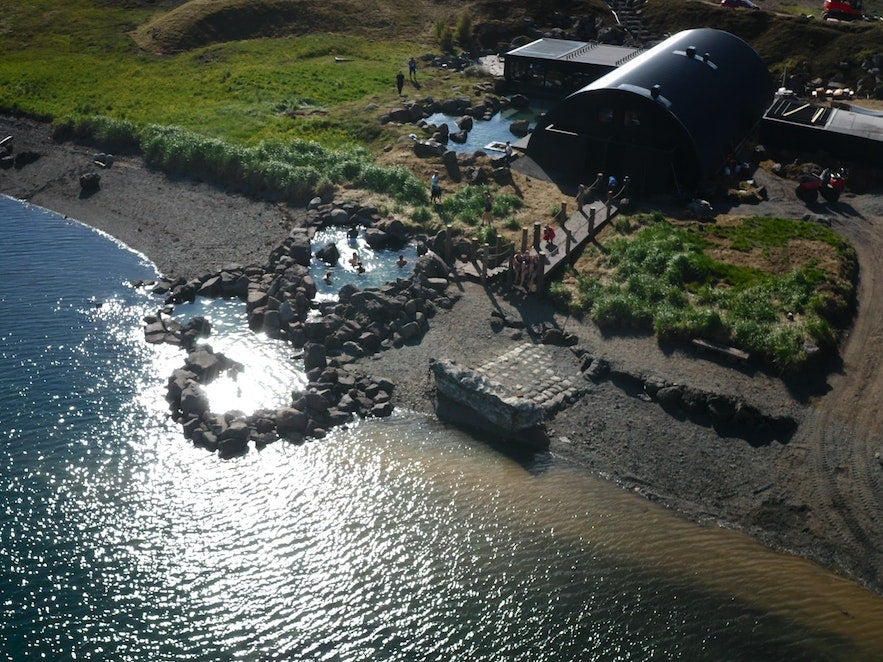 De varme kildene Hvammsvik i Hvalfjordur-bukta, Island