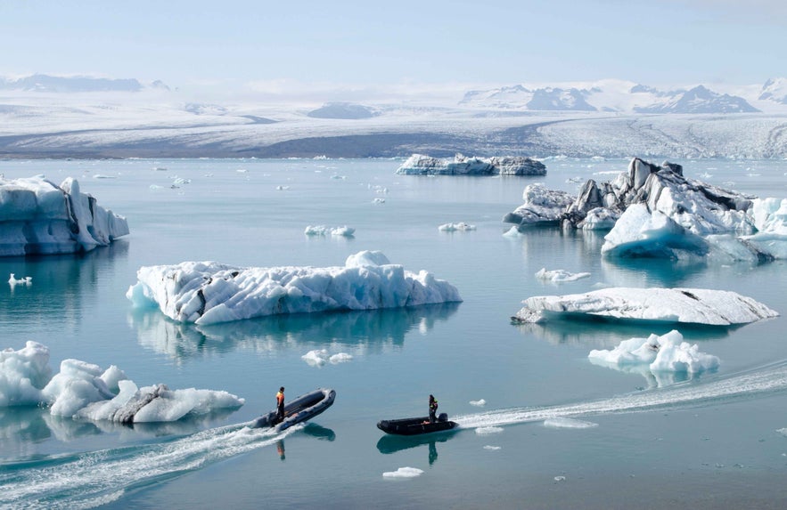 Jokulsarlonin jäätikköjärvellä Islannissa voi nähdä vaikuttavia jäävuoria.