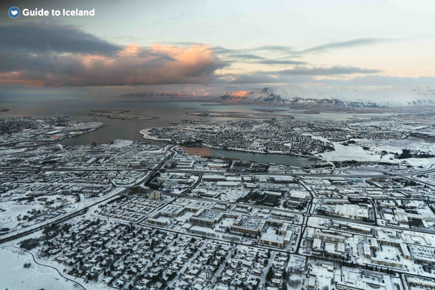 Talvinen ilmakuva Reykjavikista.