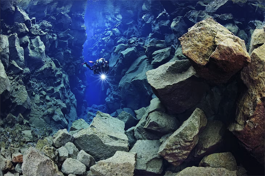 Buceo en la fisura de Silfra, en el Parque Nacional Thingvellir, en Islandia.