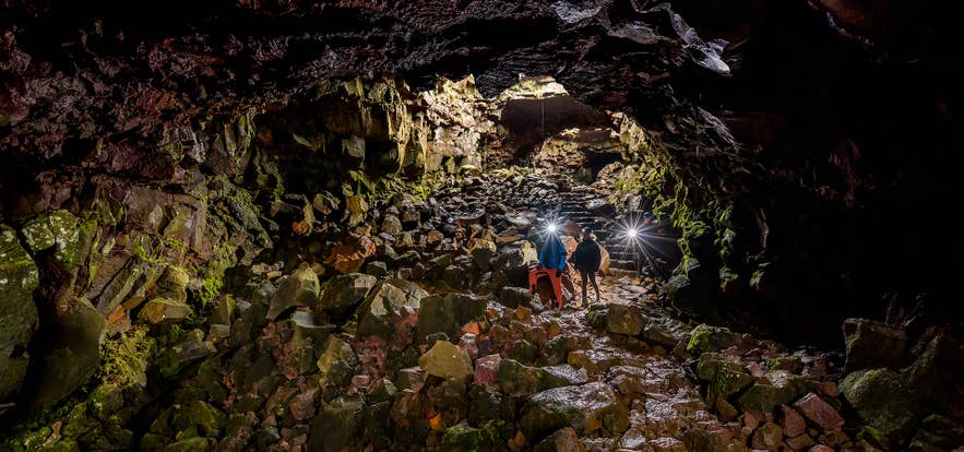 Lava-Höhlentour in der Raufarholshellir-Höhle nahe Reykjavik in Island