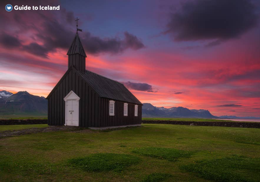 Die schwarze Kirche Budakirkja auf der Snaefellsnes-Halbinsel in Island