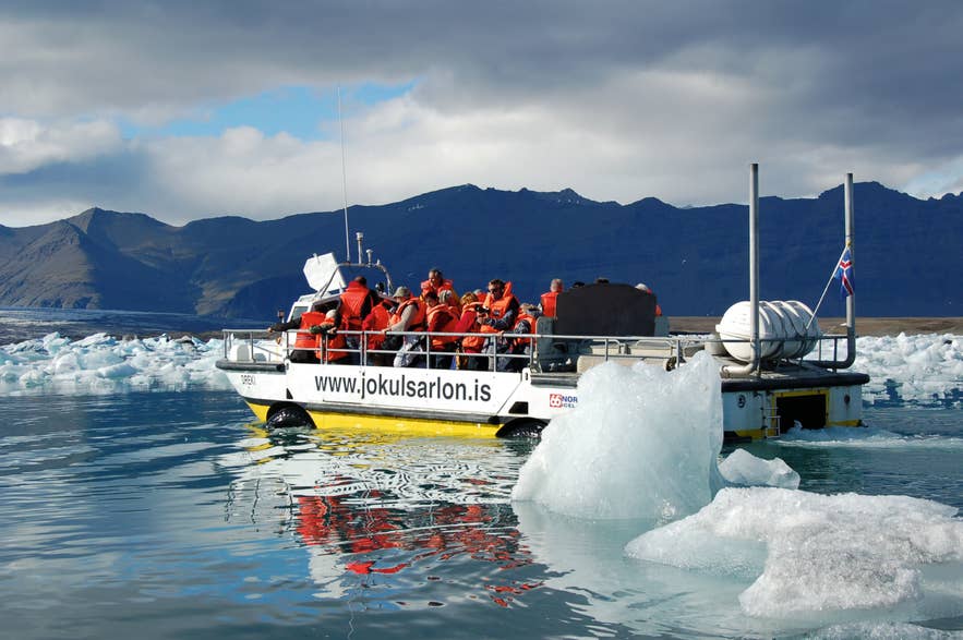 Un bateau amphibie emmène des visiteurs à travers la lagune glaciaire de Jökulsárlón, en passant près d’icebergs flottants et de paysages glaciaires spectaculaires.