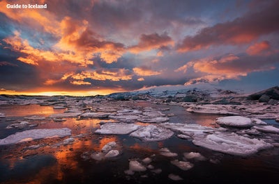La lagune glaciaire de Jokulsarlon est l'une des principales attractions de l'Islande, avec de nombreux icebergs géants dispersés autour de la lagune, une scène à couper le souffle.