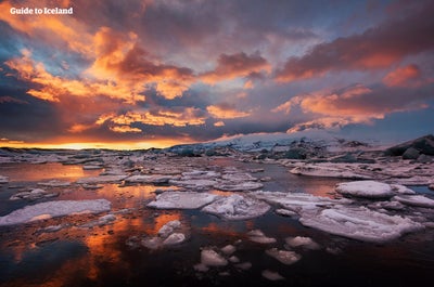 La lagune glaciaire de Jokulsarlon est l'une des principales attractions de l'Islande, avec de nombreux icebergs géants dispersés autour de la lagune, une scène à couper le souffle.