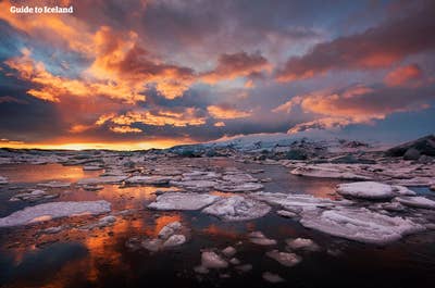 Laguna lodowcowa Jokulsarlon to jedna z największych atrakcji Islandii, gdzie pośród wód rozrzucone są ogromne góry lodowe.